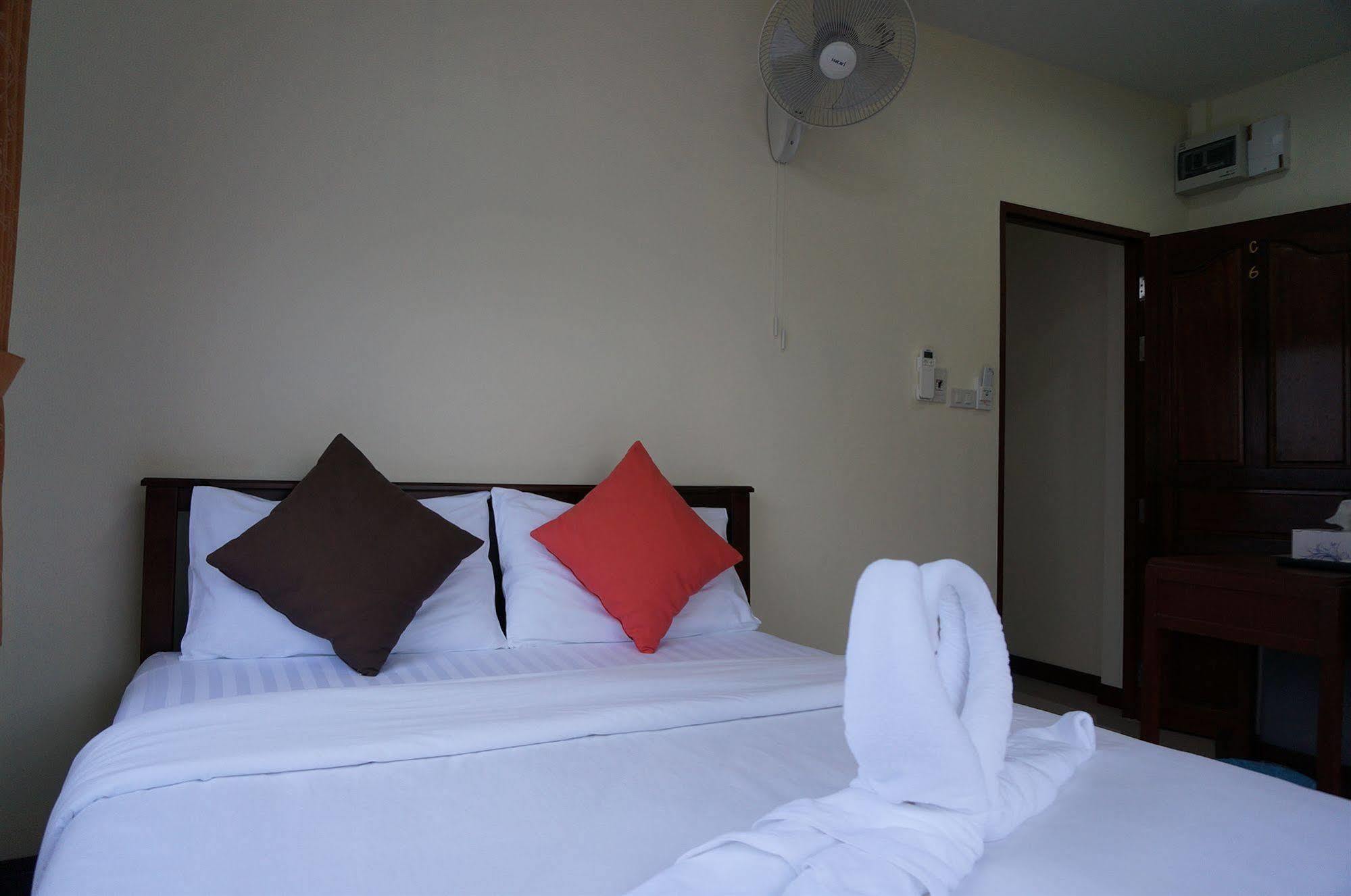 Baan Taweesuk Guest House HHQ Extérieur photo