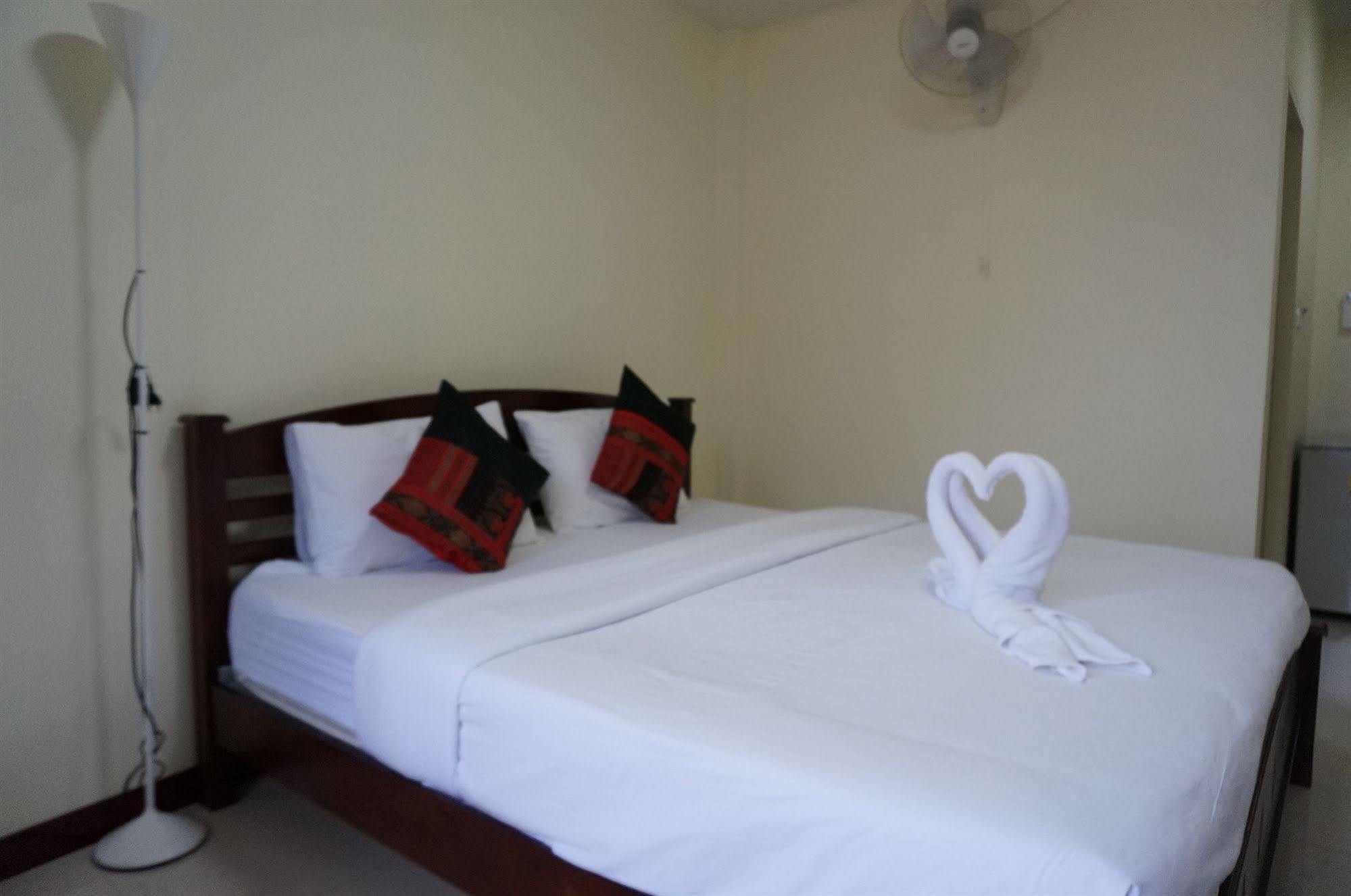 Baan Taweesuk Guest House HHQ Extérieur photo